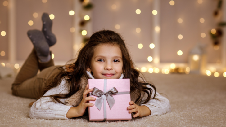 girl receives free Christmas gifts in Washington after her parents apply for Christmas help