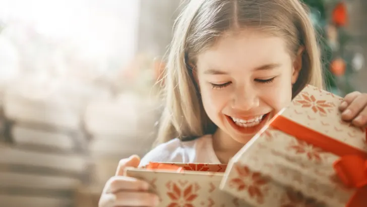 girl enjoys Christmas assistance in Tennessee after parents apply for free Christmas gifts