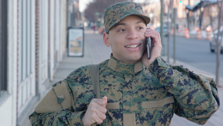 soldier uses phone with Verizon military discount