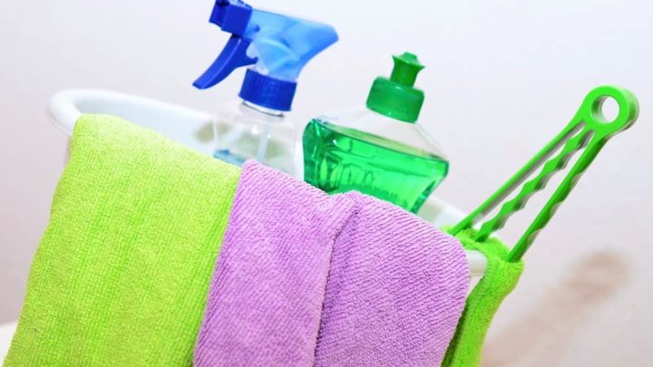 Homemade Bathroom Cleaner: 12 Easy Recipes!