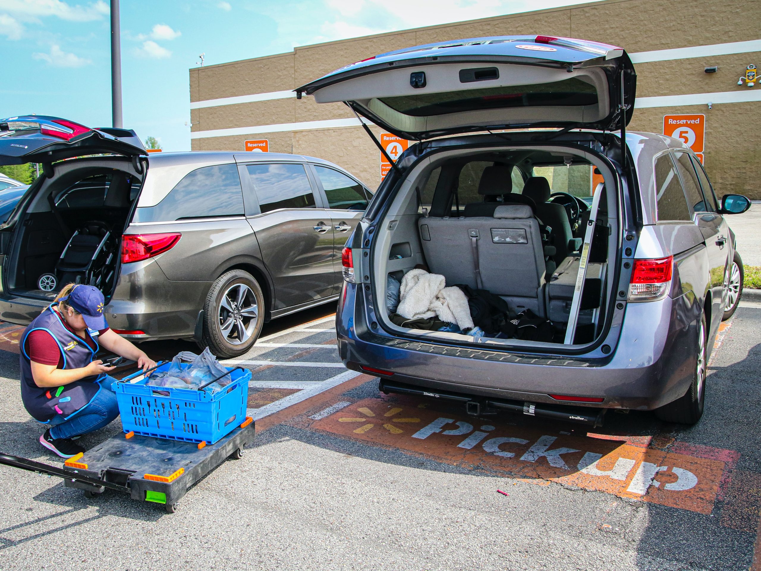 man loading groceries into back of a mini van in article about where can I order food online with EBT?
