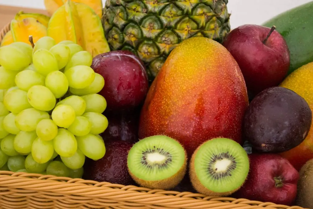 fruit in a fruit basket in article on can you buy alcohol with food stamps?