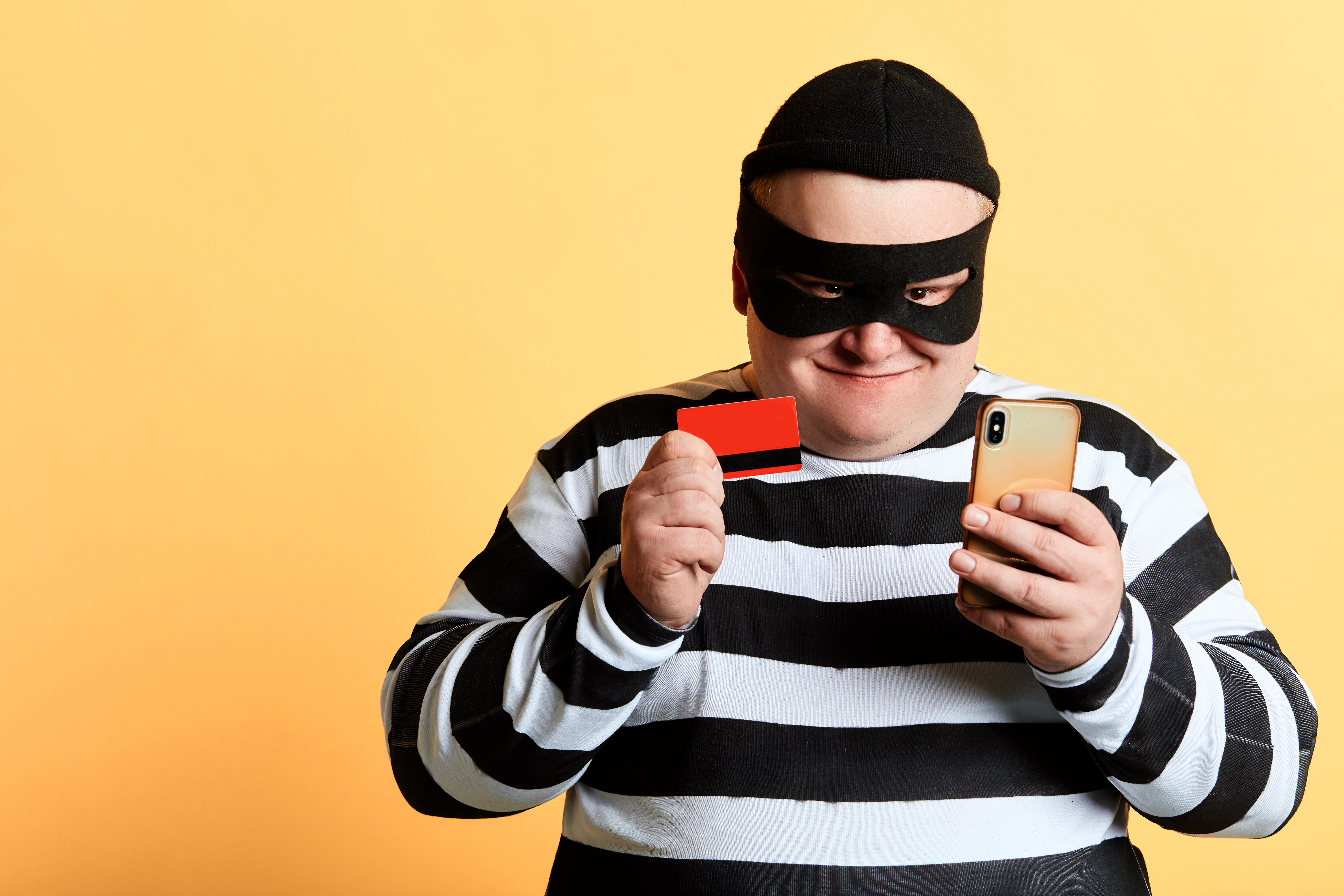criminal uses phone for ebt scam