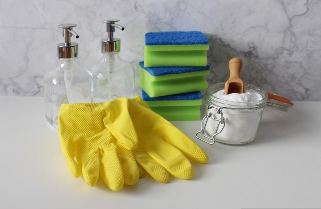 Cleaning supplies: Gloves, containers, cleaning powder and sponges.