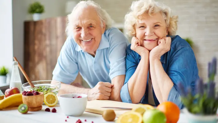 senior couple eats fruit from seniors farmers market nutrition program