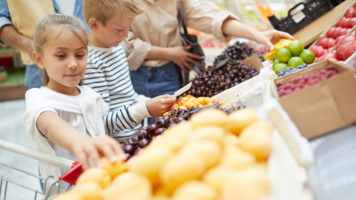 kid shops at farmers market with WIC farmers market program fmnp benefits
